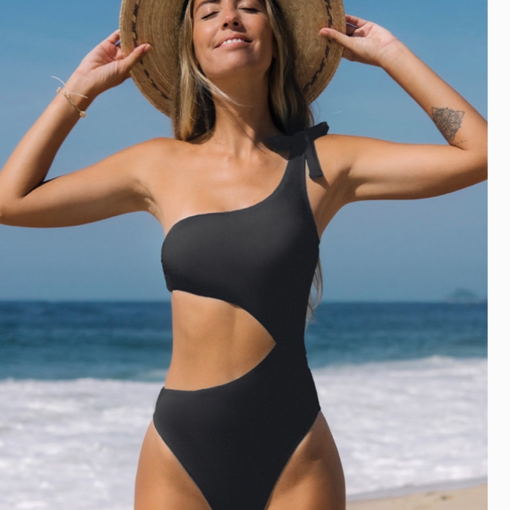 Cupshe Portofino Black One-Shoulder Cut-out One Piece